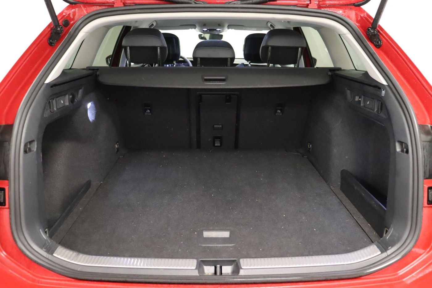 Fahrzeugabbildung Volkswagen Passat Variant 2.0 TDI DSG Business |AHK|Massage