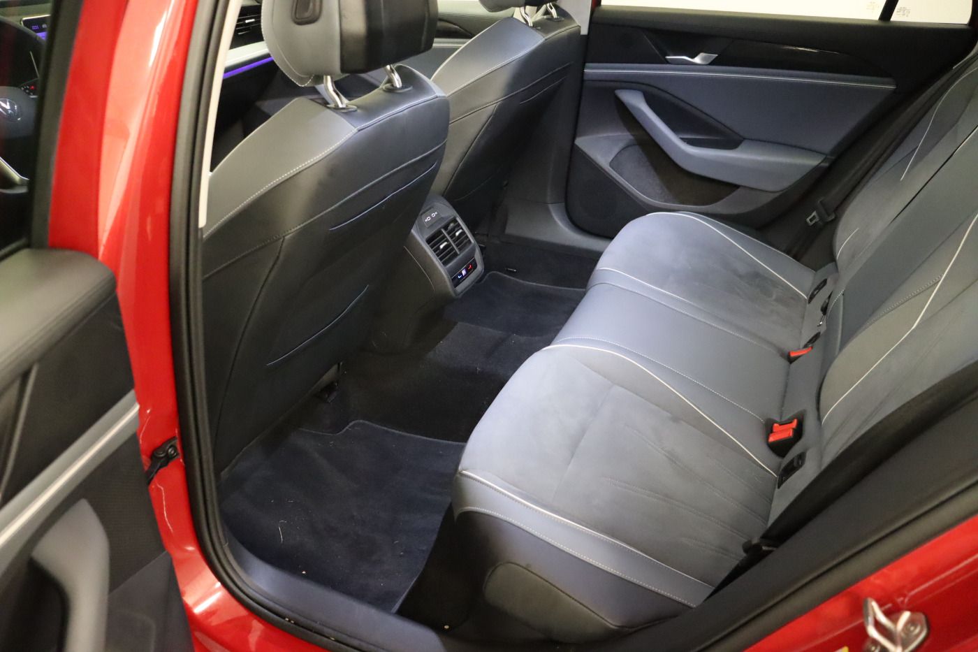 Fahrzeugabbildung Volkswagen Passat Variant 2.0 TDI DSG Business |AHK|Massage