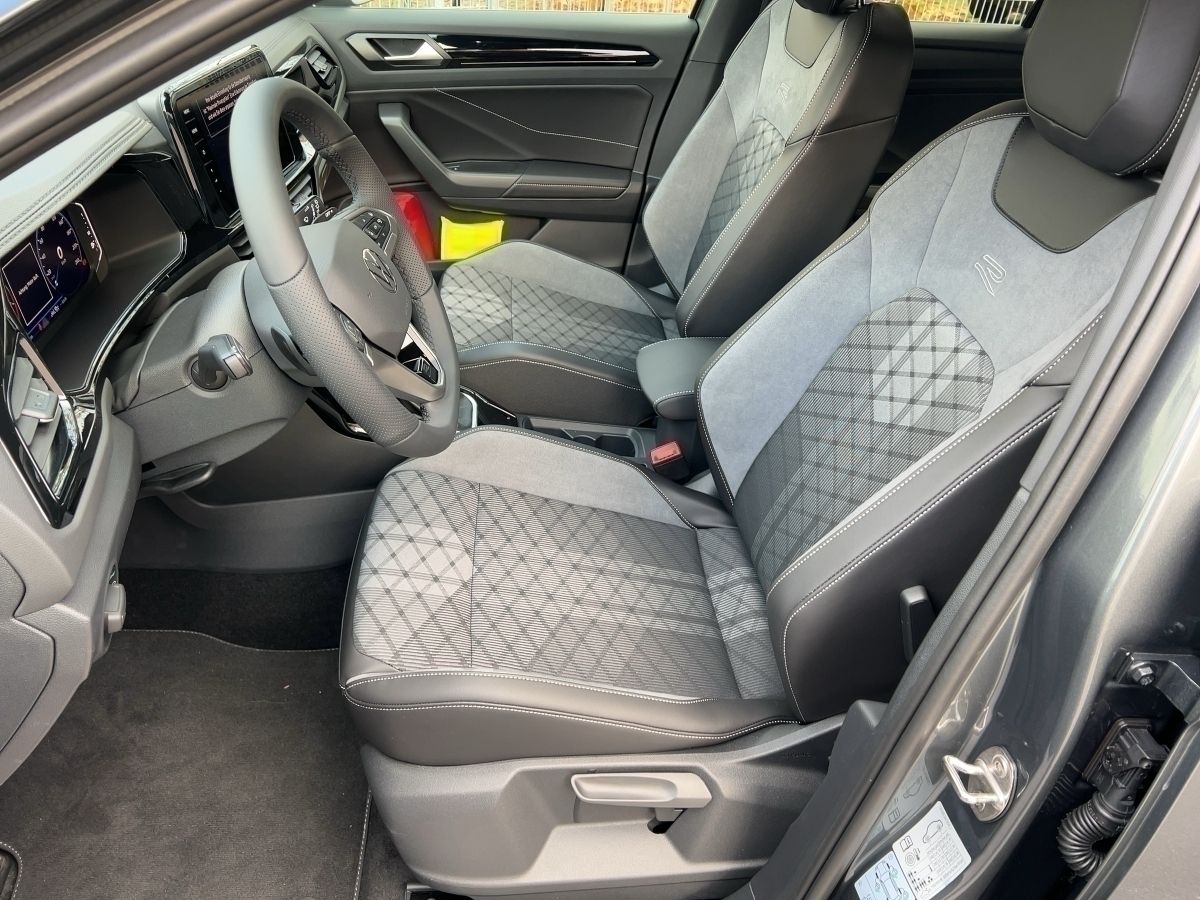 Fahrzeugabbildung Volkswagen T-Roc 1.5 TSI DSG R-Line AHK BlackStyle Nav Pano