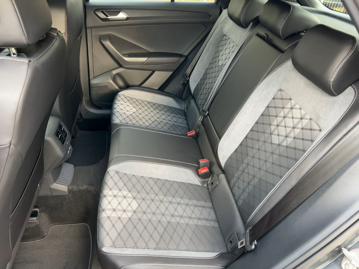 Fahrzeugabbildung Volkswagen T-Roc 1.5 TSI DSG R-Line AHK BlackStyle Nav Pano
