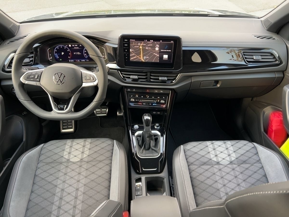 Fahrzeugabbildung Volkswagen T-Roc 1.5 TSI DSG R-Line AHK BlackStyle Nav Pano