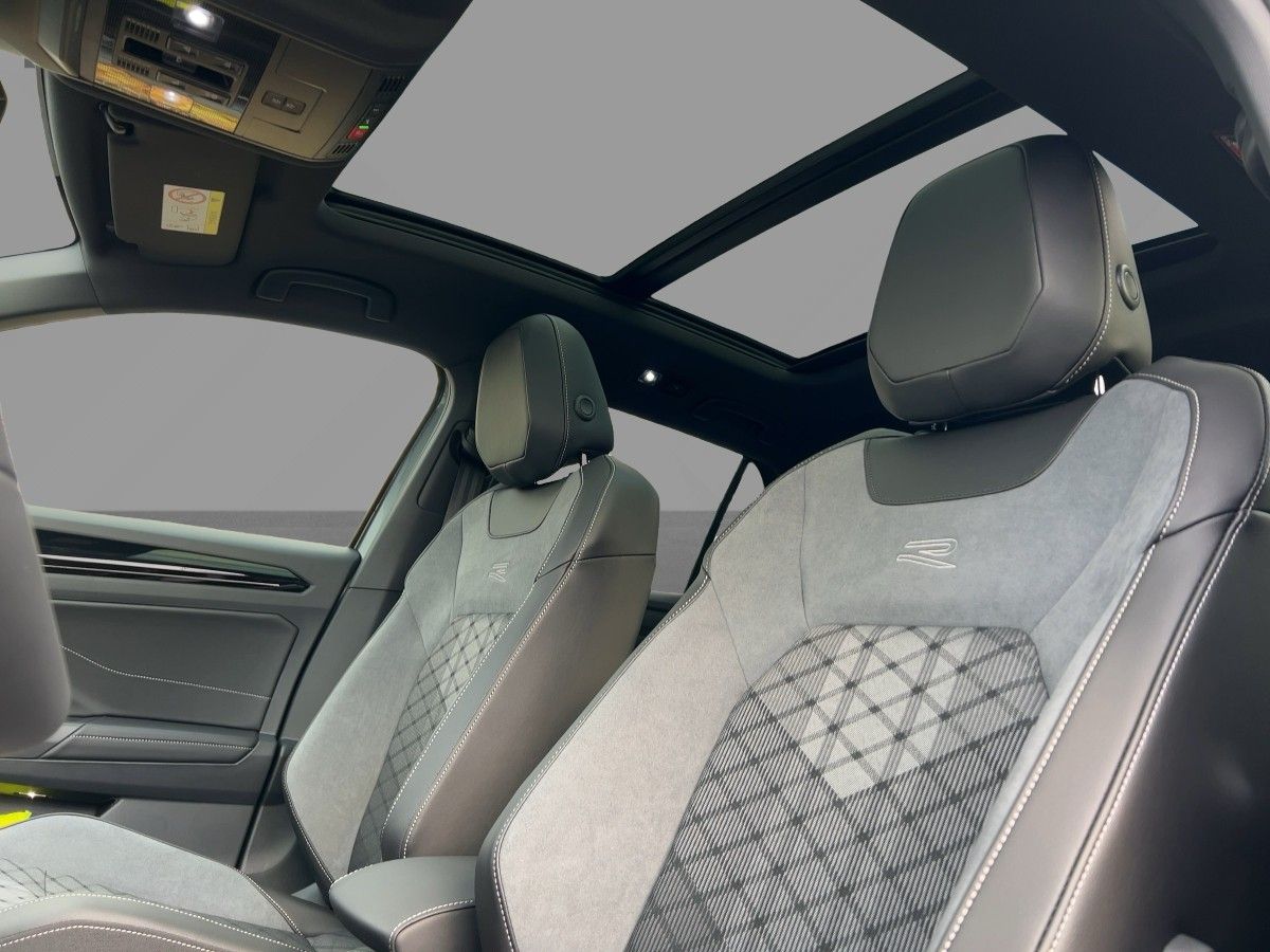 Fahrzeugabbildung Volkswagen T-Roc 1.5 TSI DSG R-Line AHK BlackStyle Nav Pano