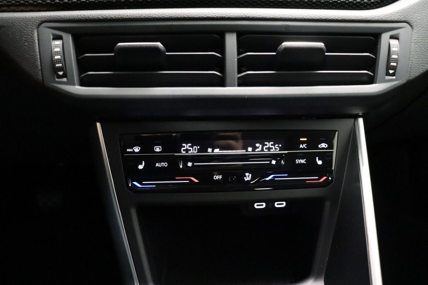 Fahrzeugabbildung Volkswagen Taigo 1.0 TSI Life |CarPlay|LM|KlimaA|Navi|SHZG