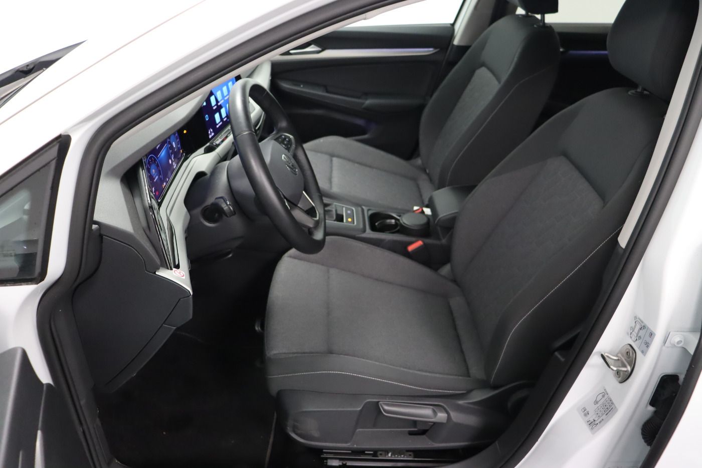 Fahrzeugabbildung Volkswagen Golf VIII 1.5 TSI MOVE |AHK|FLA|LED|CarPlay