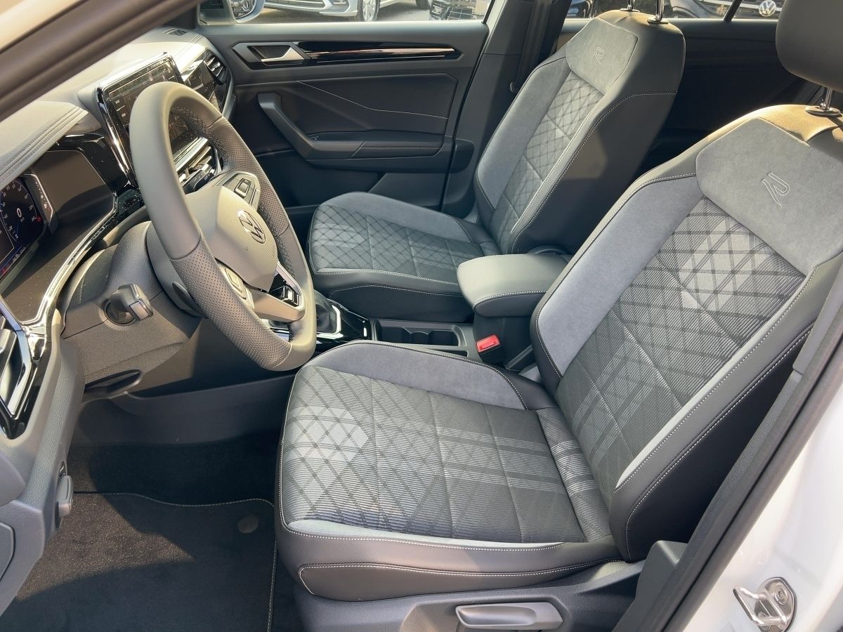 Fahrzeugabbildung Volkswagen T-Roc 1.5 TSI DSG R-Line AHK Pano Nav BlackStyle