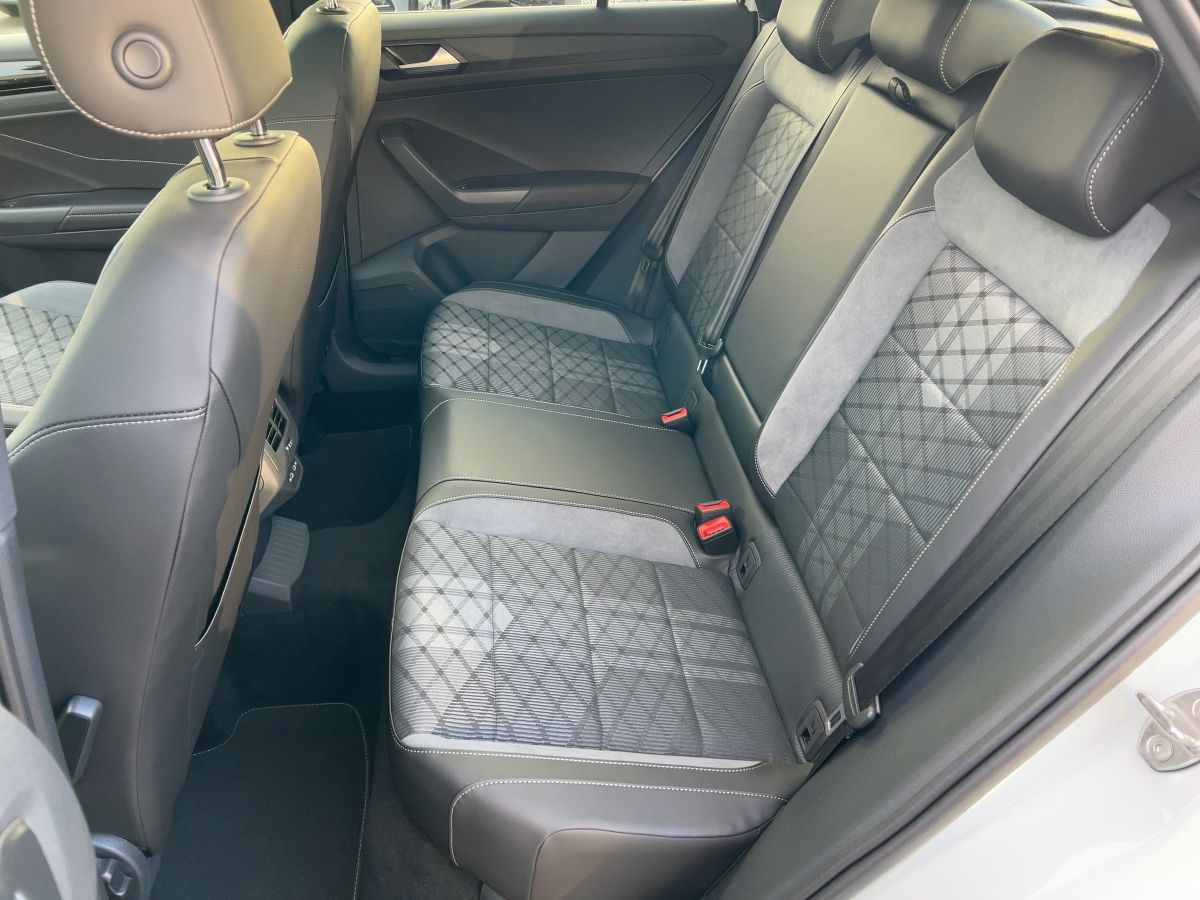 Fahrzeugabbildung Volkswagen T-Roc 1.5 TSI DSG R-Line AHK Pano Nav BlackStyle