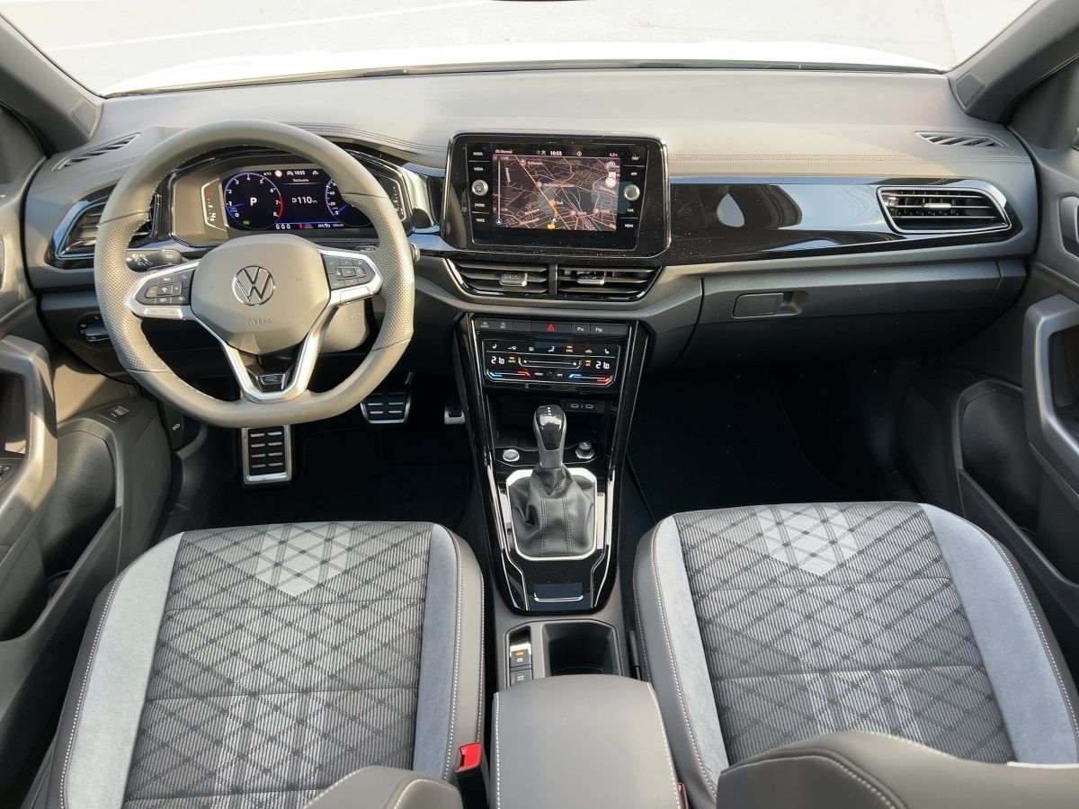 Fahrzeugabbildung Volkswagen T-Roc 1.5 TSI DSG R-Line AHK Pano Nav BlackStyle