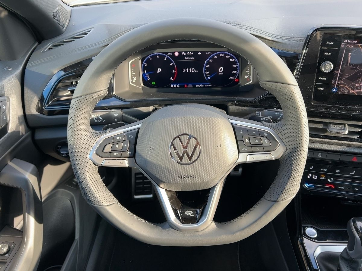 Fahrzeugabbildung Volkswagen T-Roc 1.5 TSI DSG R-Line AHK Pano Nav BlackStyle
