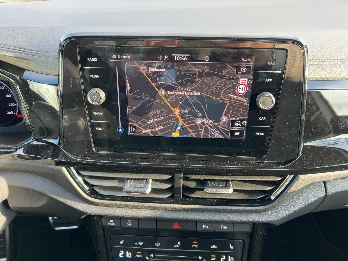 Fahrzeugabbildung Volkswagen T-Roc 1.5 TSI DSG R-Line AHK Pano Nav BlackStyle