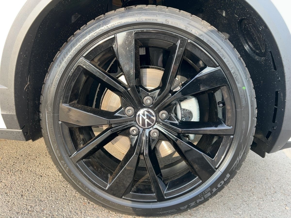 Fahrzeugabbildung Volkswagen T-Roc 1.5 TSI DSG R-Line AHK Pano Nav BlackStyle