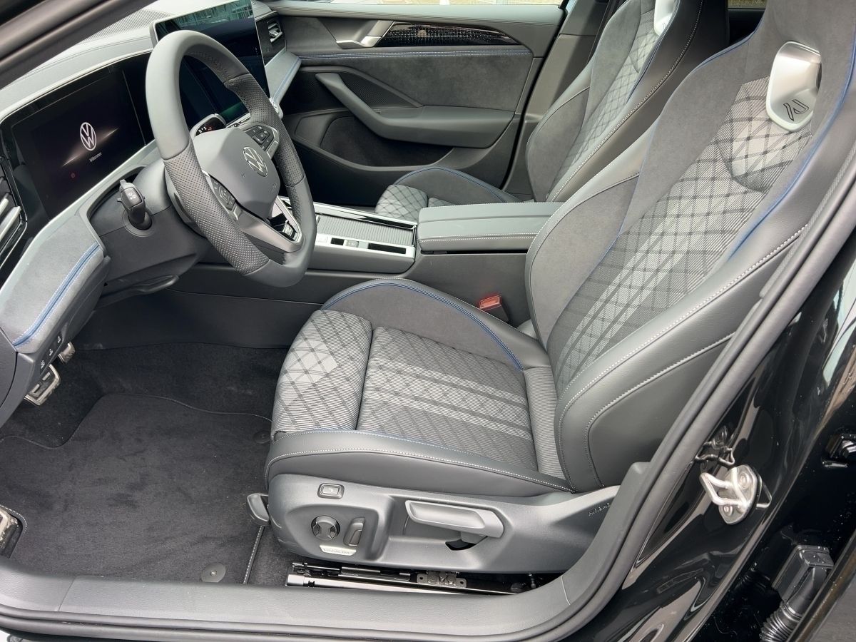 Fahrzeugabbildung Volkswagen Passat R-Line 1.5 eHybrid AHK Nav HUD BlackStyle