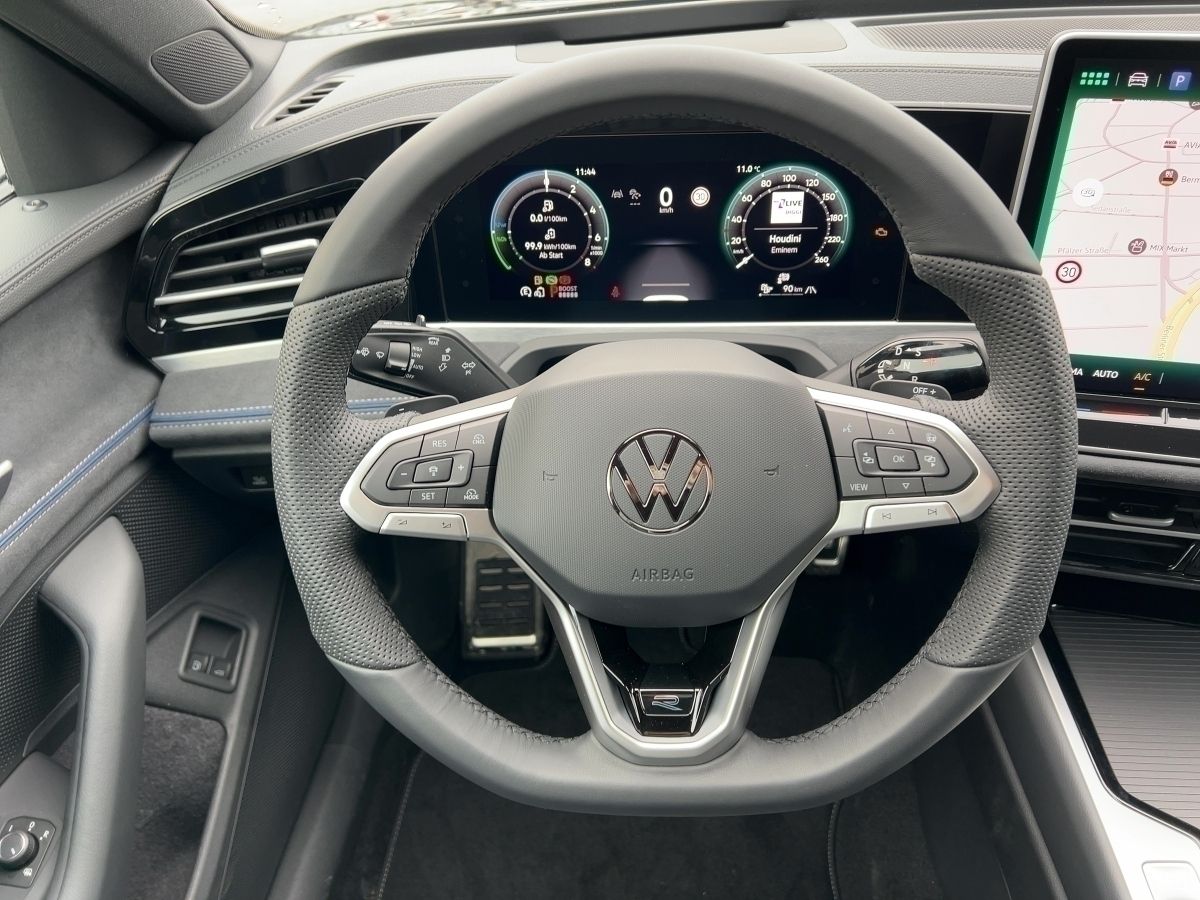 Fahrzeugabbildung Volkswagen Passat R-Line 1.5 eHybrid AHK Nav HUD BlackStyle