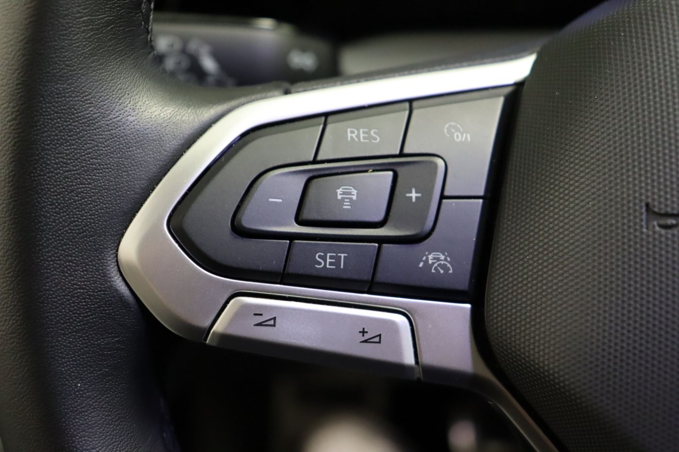 Fahrzeugabbildung Volkswagen Golf VIII 1.0 TSI MOVE |Matrix|ACC|VirtualCP|LM