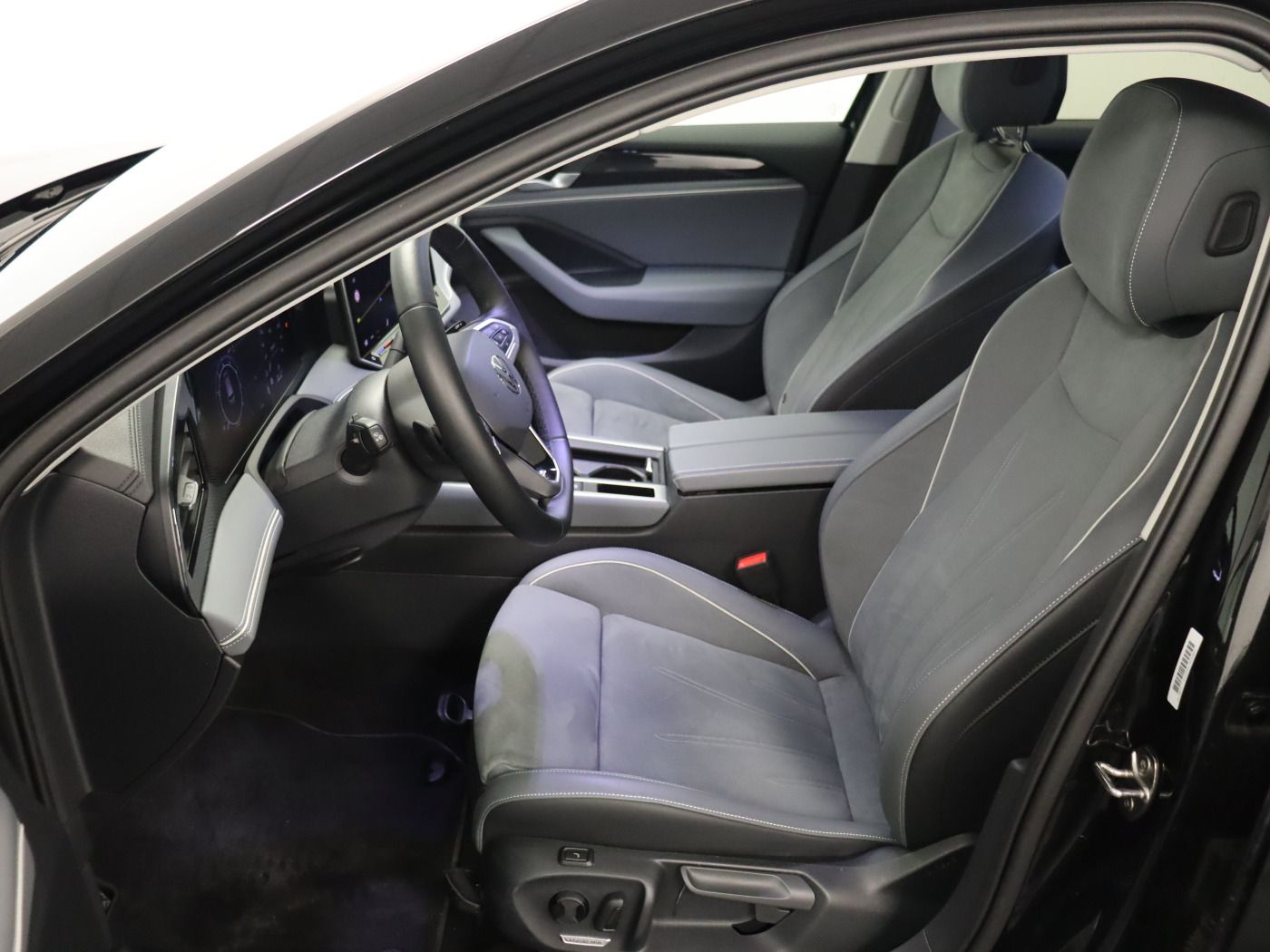 Fahrzeugabbildung Volkswagen Passat Variant 1.5 eTSI DSG Business |AHK|FLA
