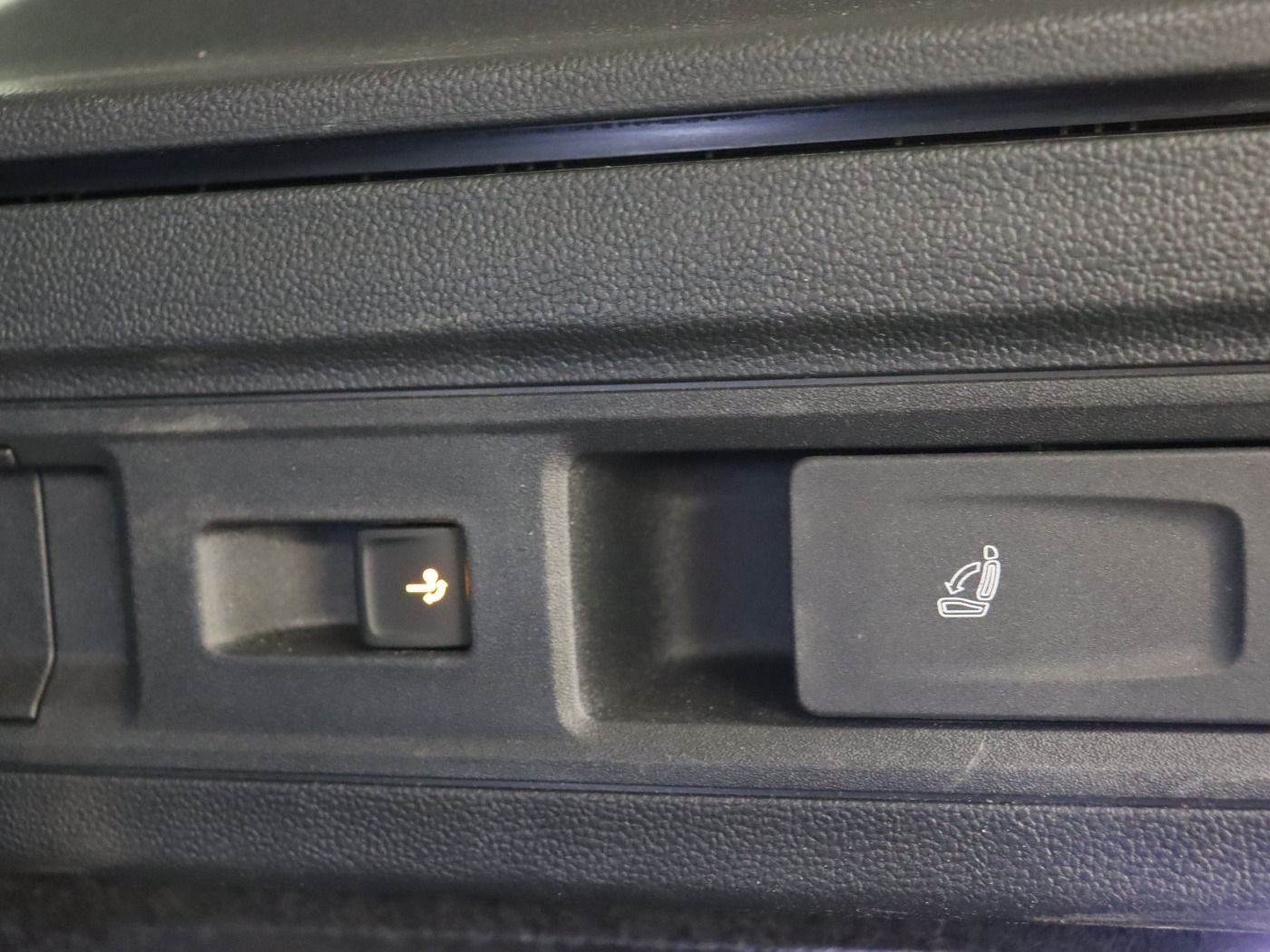 Fahrzeugabbildung Volkswagen Passat Variant 2.0 TDI DSG Business |AHK|Massage