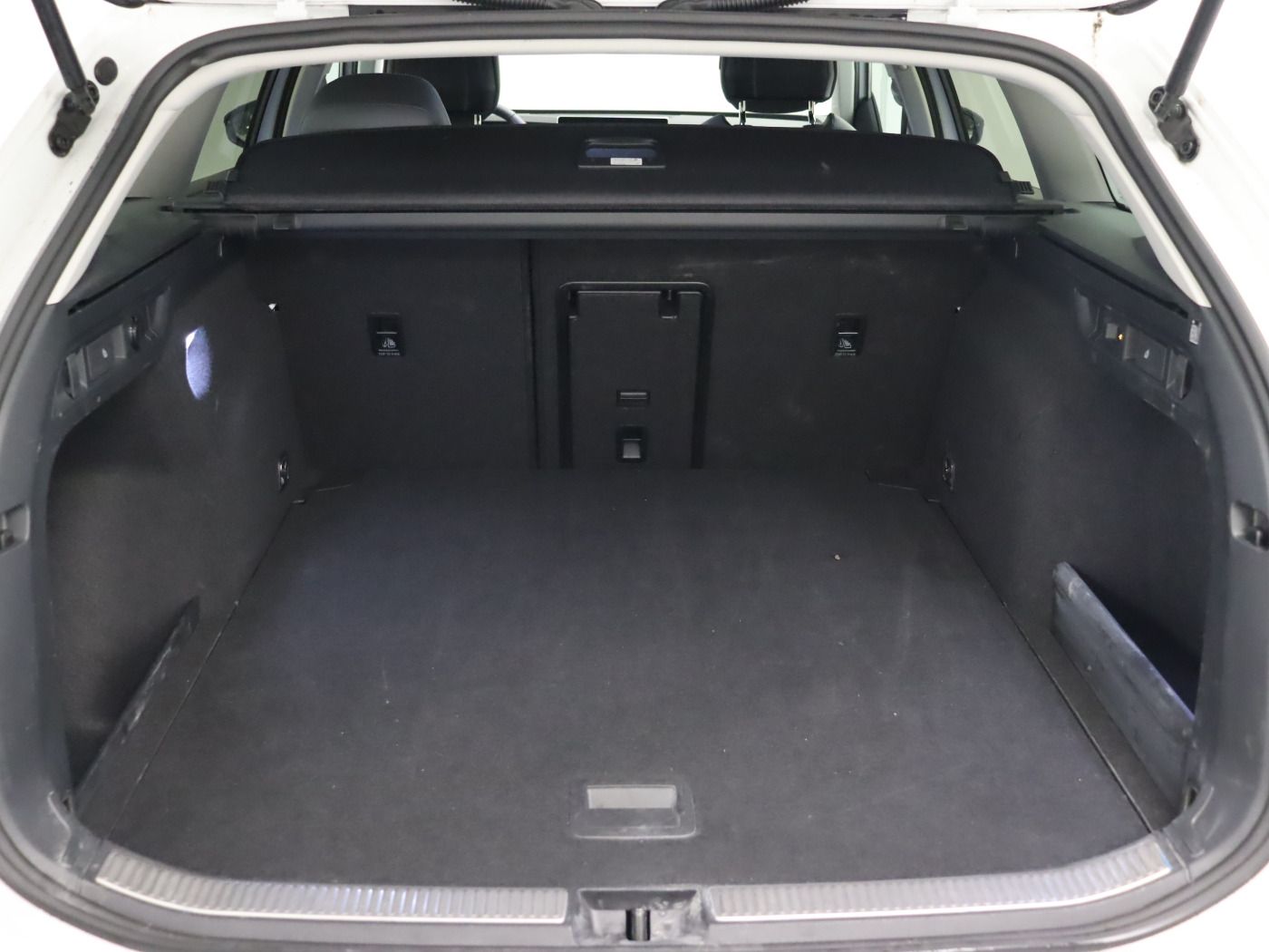 Fahrzeugabbildung Volkswagen Passat Variant 2.0 TDI DSG Business |AHK|Massage