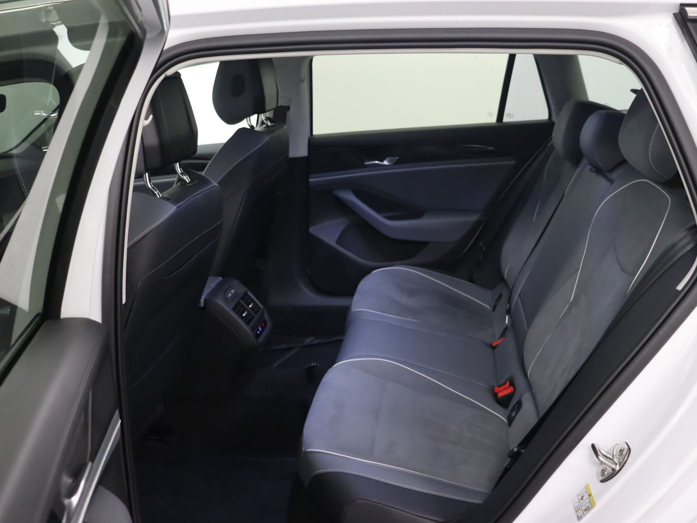 Fahrzeugabbildung Volkswagen Passat Variant 2.0 TDI DSG Business |AHK|Massage