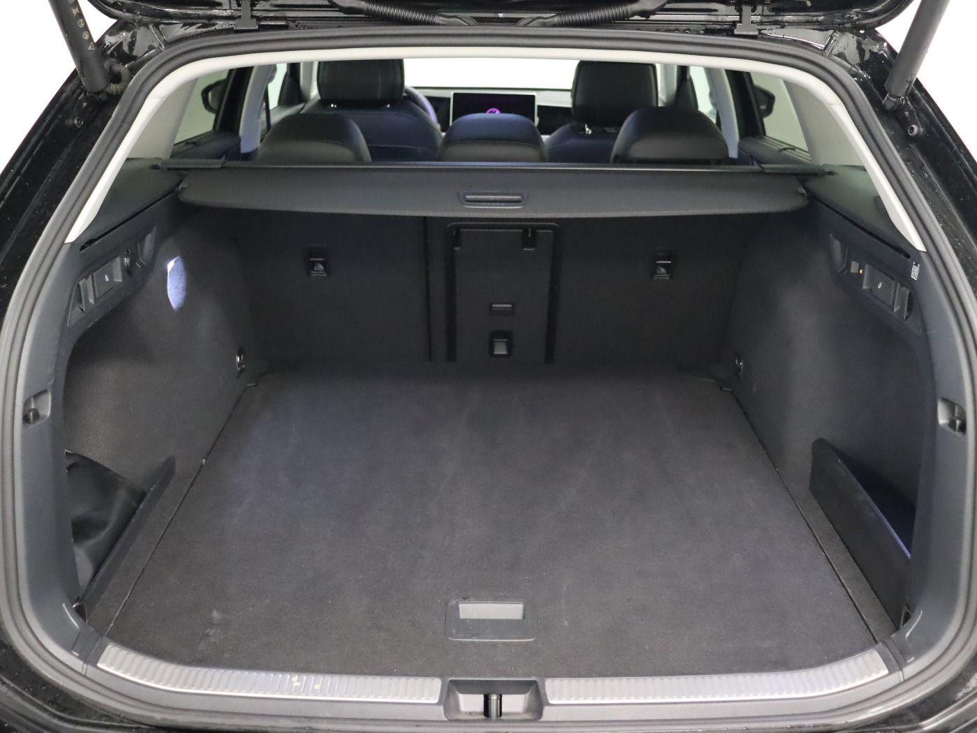 Fahrzeugabbildung Volkswagen Passat Variant 2.0 TDI DSG Elegance |AHK|Matrix