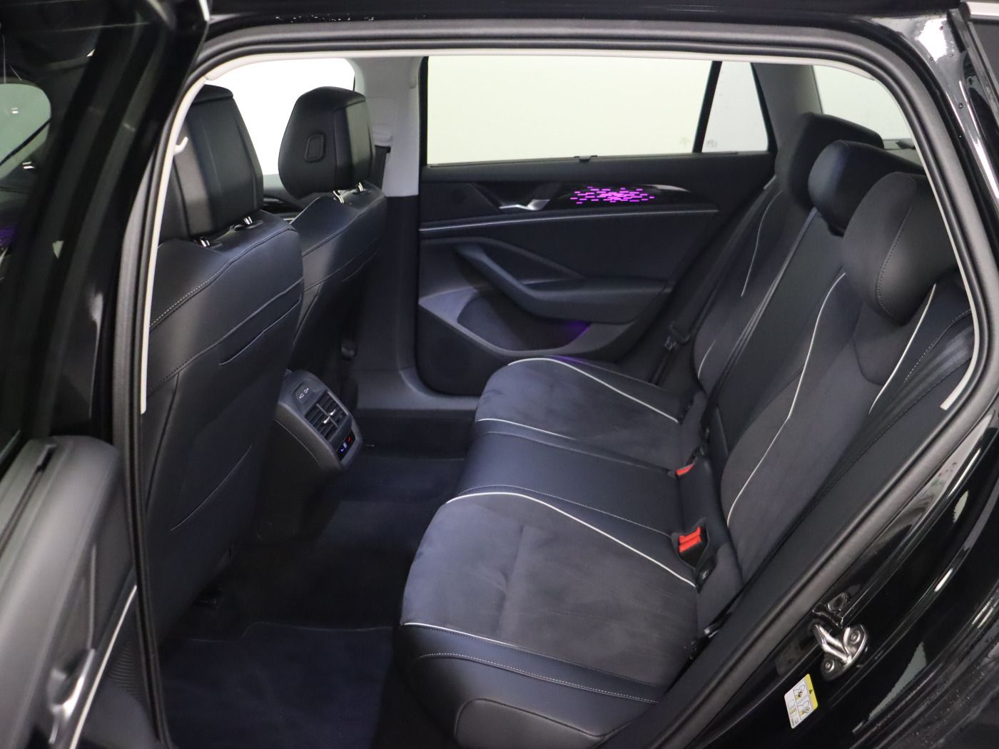Fahrzeugabbildung Volkswagen Passat Variant 2.0 TDI DSG Elegance |AHK|Matrix