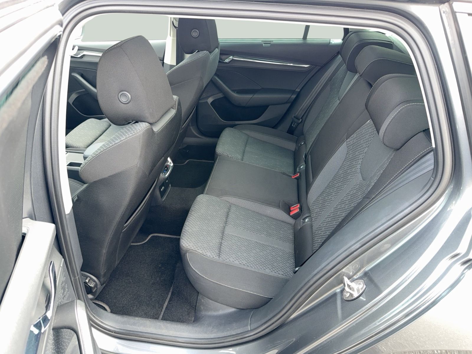 Fahrzeugabbildung SKODA Octavia Combi Style 2.0l TDI 85kW 7-Gang-DSG Mat - mit KI generiert/bearbeitet