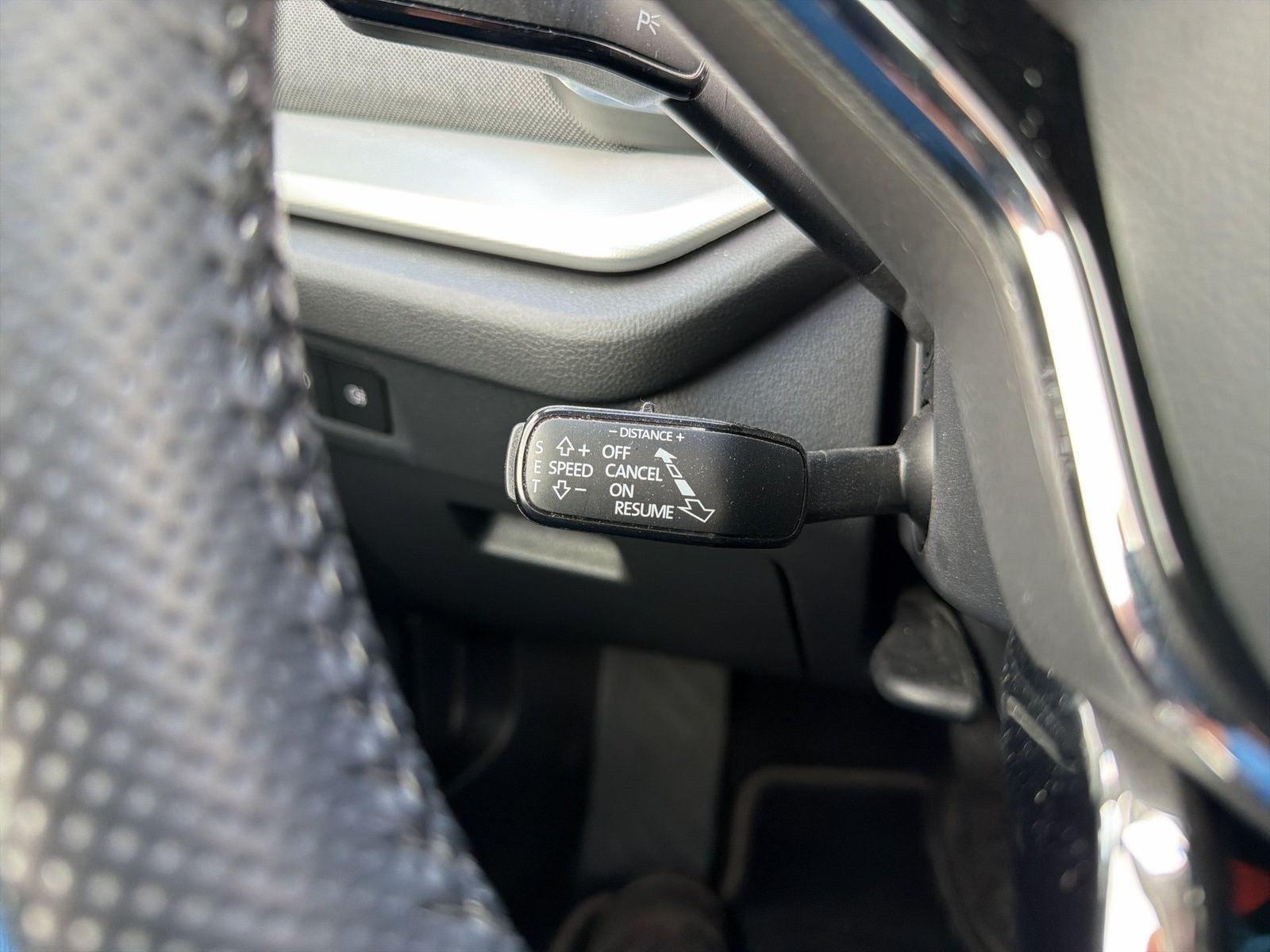Fahrzeugabbildung SKODA Octavia Combi Style 2.0l TDI 85kW 7-Gang-DSG Mat - mit KI generiert/bearbeitet