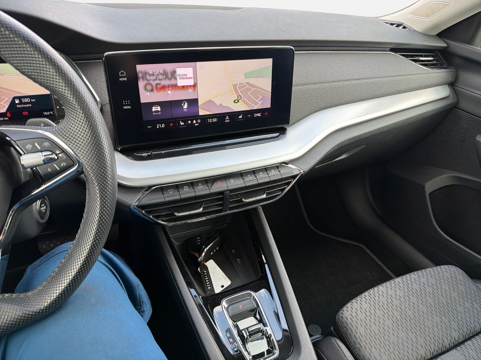 Fahrzeugabbildung SKODA Octavia Combi Style 2.0l TDI 85kW 7-Gang-DSG Mat - mit KI generiert/bearbeitet