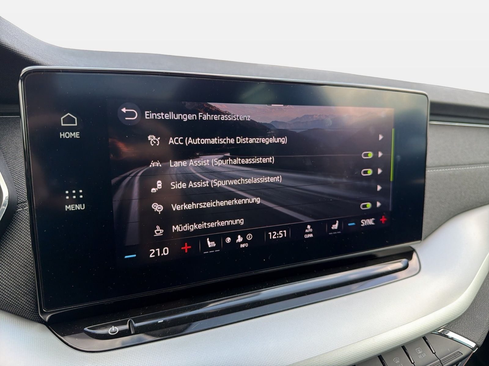 Fahrzeugabbildung SKODA Octavia Combi Style 2.0l TDI 85kW 7-Gang-DSG Mat - mit KI generiert/bearbeitet