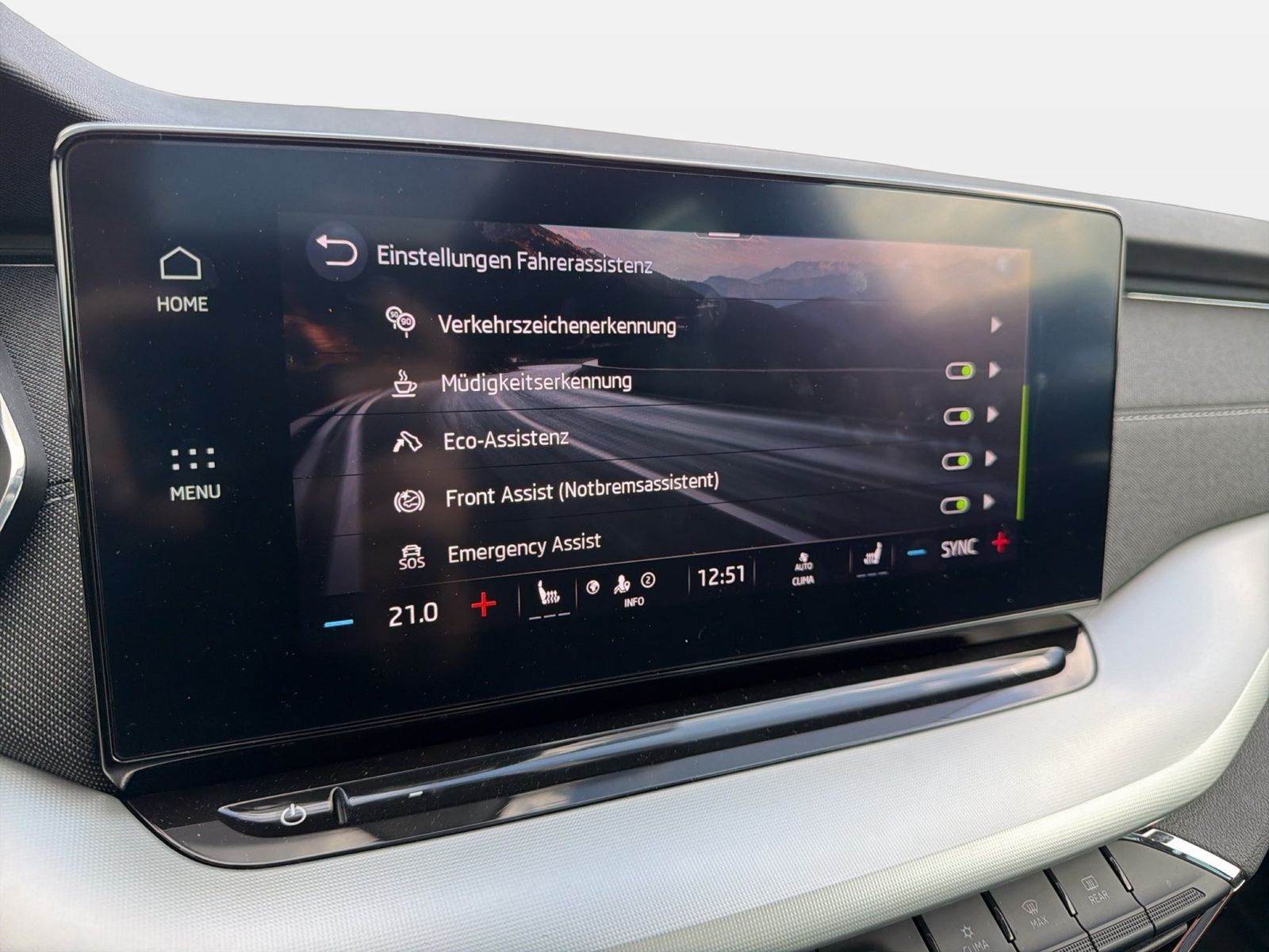 Fahrzeugabbildung SKODA Octavia Combi Style 2.0l TDI 85kW 7-Gang-DSG Mat - mit KI generiert/bearbeitet
