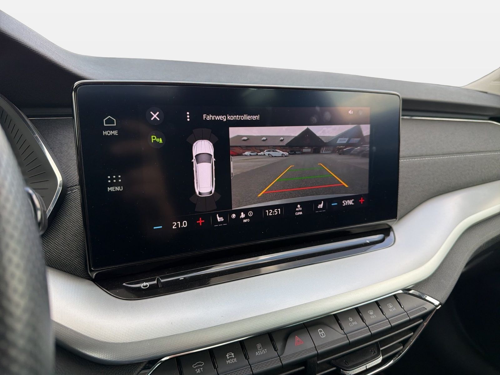 Fahrzeugabbildung SKODA Octavia Combi Style 2.0l TDI 85kW 7-Gang-DSG Mat - mit KI generiert/bearbeitet