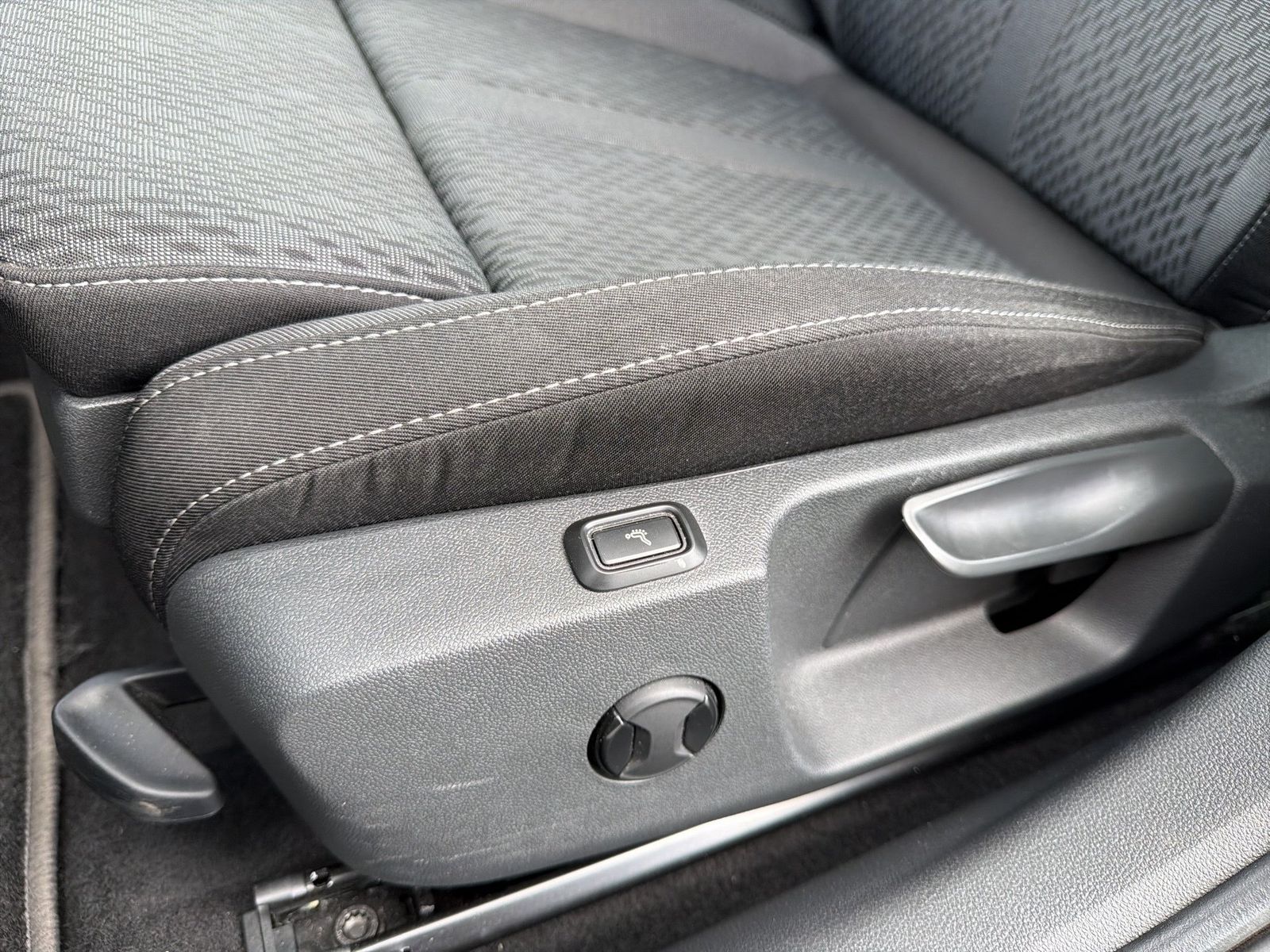 Fahrzeugabbildung SKODA Octavia Combi Style 2.0l TDI 85kW 7-Gang-DSG Mat - mit KI generiert/bearbeitet
