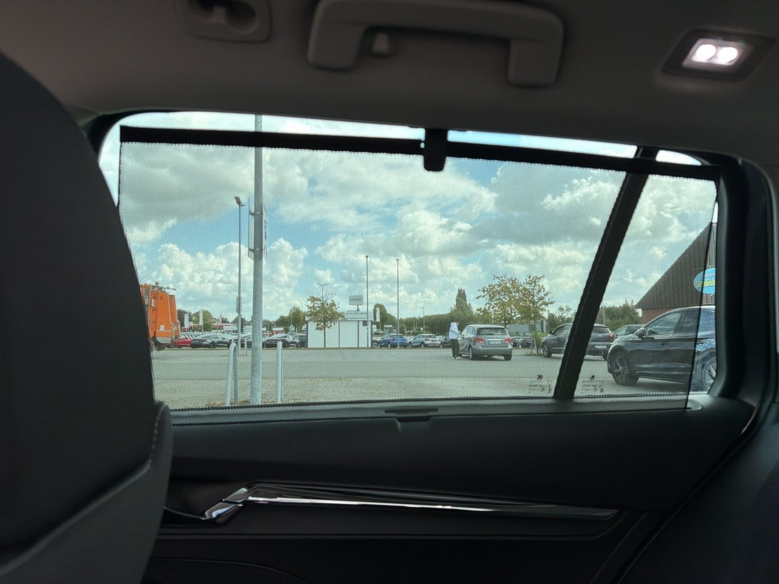 Fahrzeugabbildung SKODA Octavia Combi Style 2.0l TDI 85kW 7-Gang-DSG Mat - mit KI generiert/bearbeitet