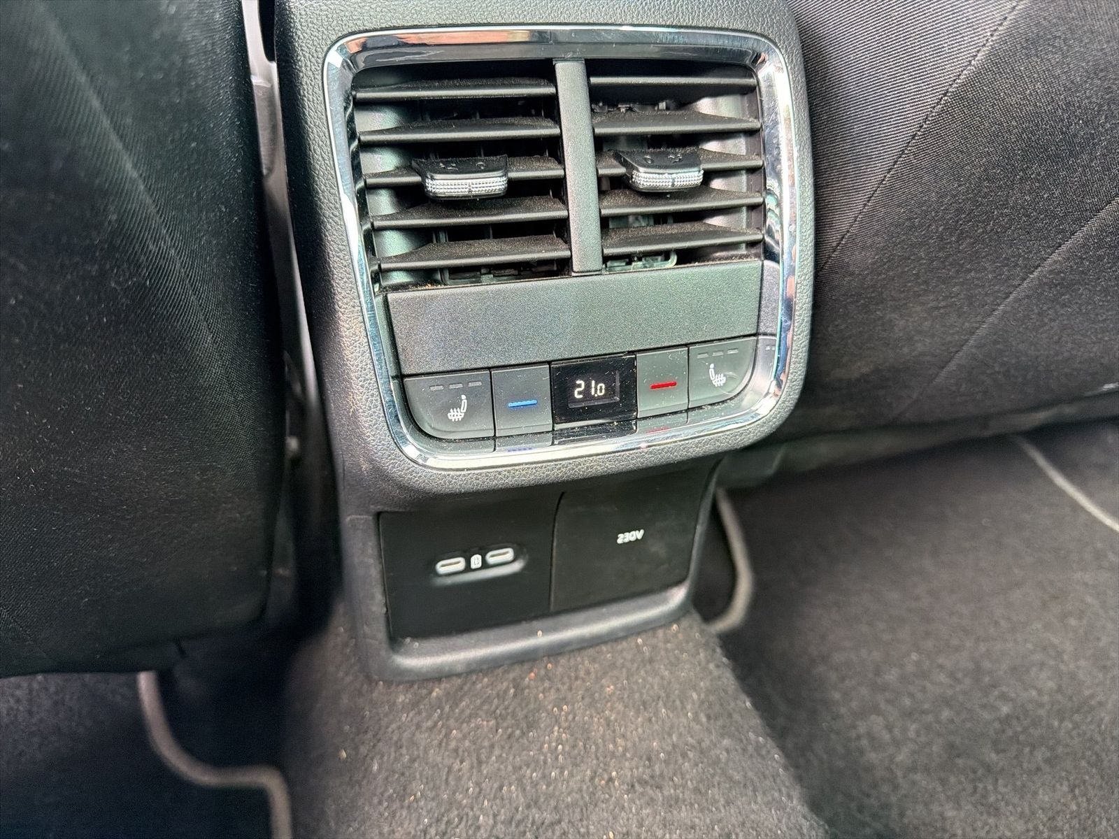 Fahrzeugabbildung SKODA Octavia Combi Style 2.0l TDI 85kW 7-Gang-DSG Mat - mit KI generiert/bearbeitet