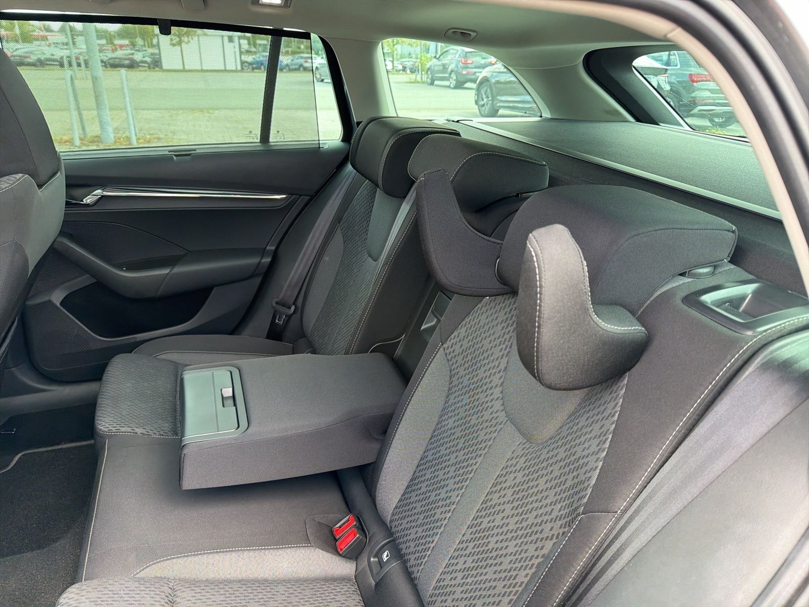 Fahrzeugabbildung SKODA Octavia Combi Style 2.0l TDI 85kW 7-Gang-DSG Mat - mit KI generiert/bearbeitet