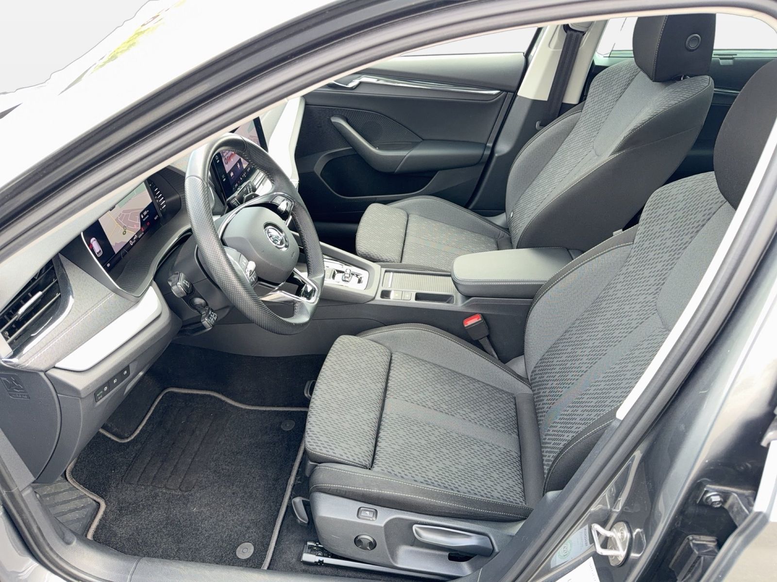 Fahrzeugabbildung SKODA Octavia Combi Style 2.0l TDI 85kW 7-Gang-DSG Mat - mit KI generiert/bearbeitet