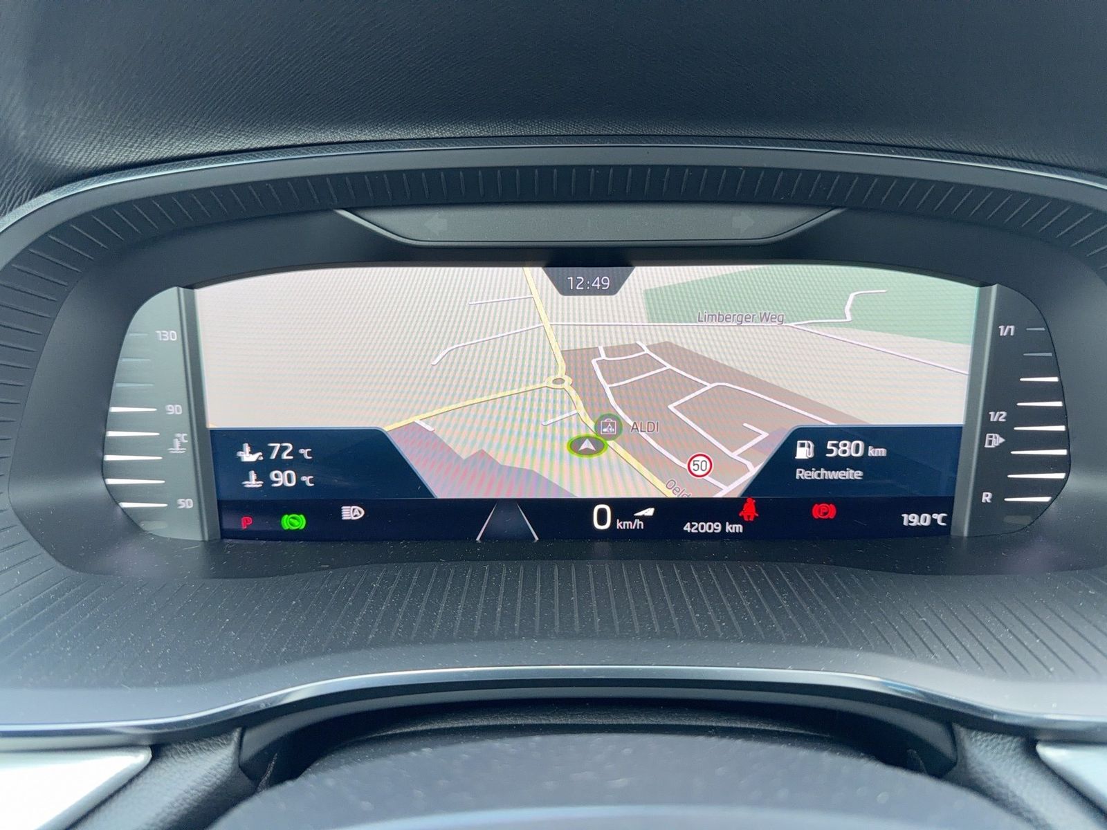 Fahrzeugabbildung SKODA Octavia Combi Style 2.0l TDI 85kW 7-Gang-DSG Mat - mit KI generiert/bearbeitet