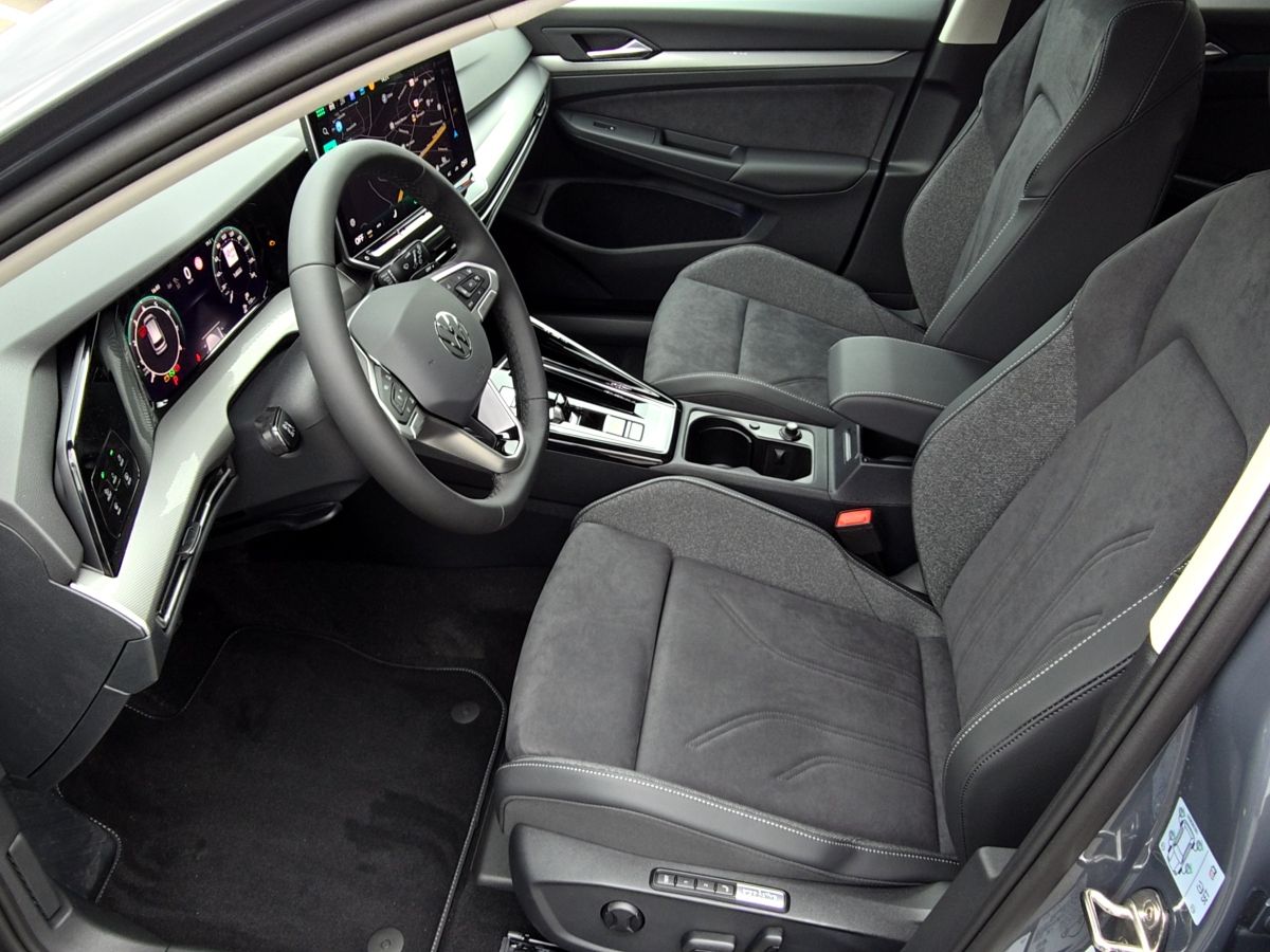 Fahrzeugabbildung Volkswagen Golf Variant 1.5 eTSI DSG Style Nav HUD Pano 360