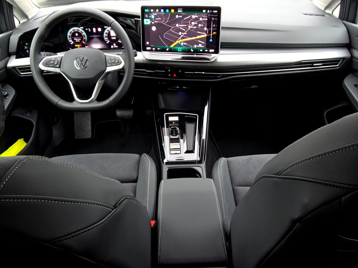 Fahrzeugabbildung Volkswagen Golf Variant 1.5 eTSI DSG Style Nav HUD Pano 360