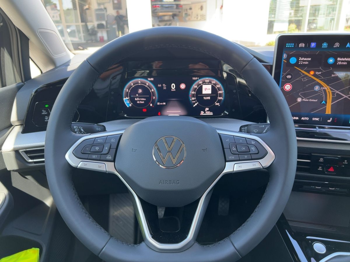 Fahrzeugabbildung Volkswagen Golf 1.5 TSI Style Navi HUD Climatronic Kamera