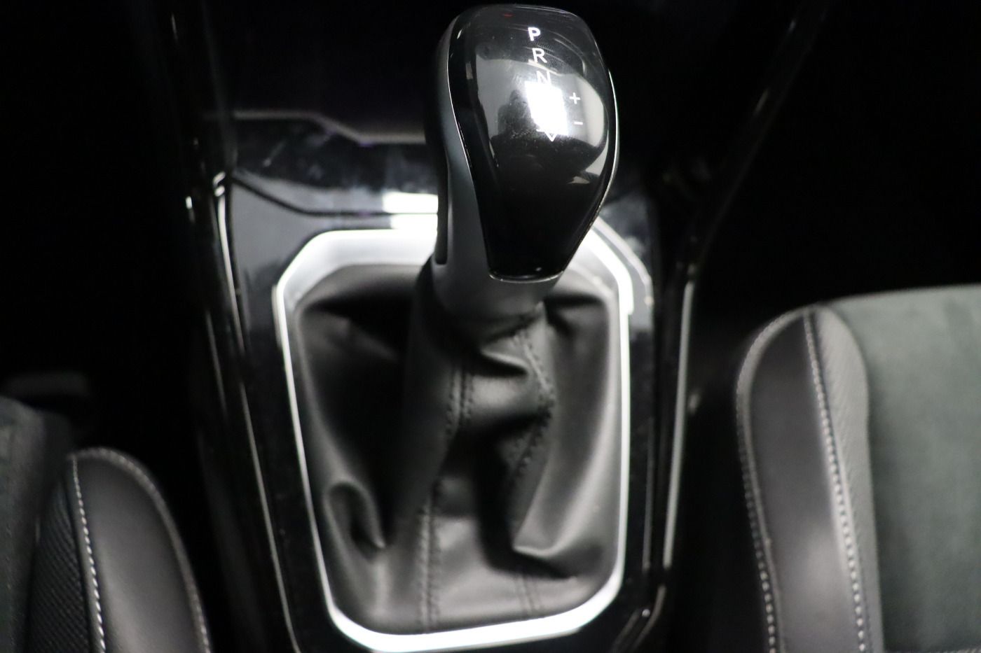 Fahrzeugabbildung Volkswagen T-Roc 2.0 TDI DSG R-Line |FLA|Massage|CarPlay|LE