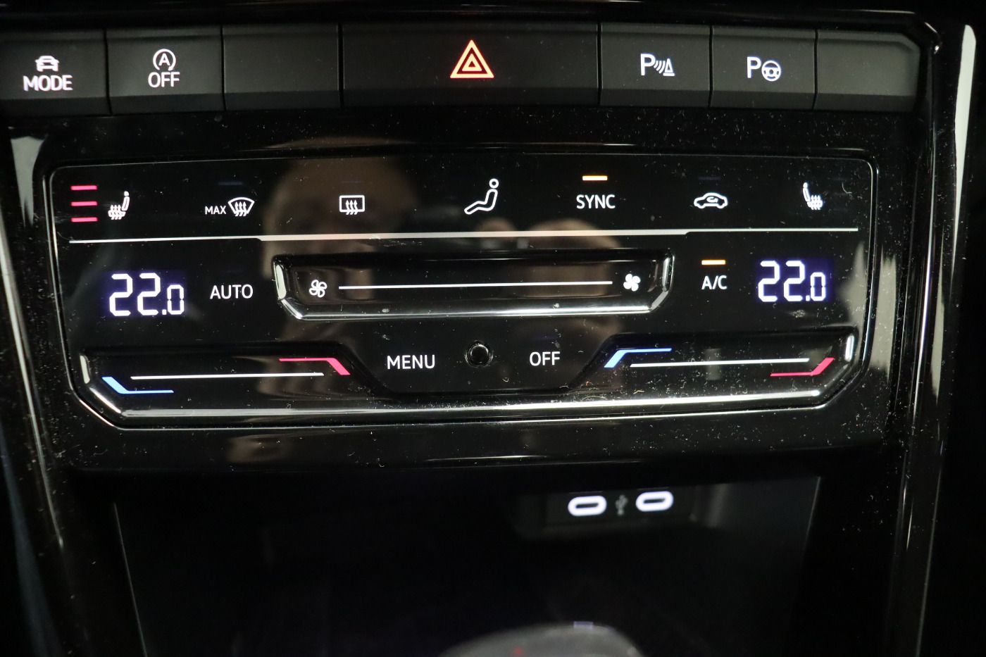 Fahrzeugabbildung Volkswagen T-Roc 2.0 TDI DSG R-Line |FLA|Massage|CarPlay|LE