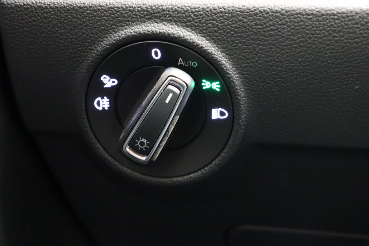 Fahrzeugabbildung Volkswagen T-Roc 2.0 TDI DSG R-Line |FLA|Massage|CarPlay|LE