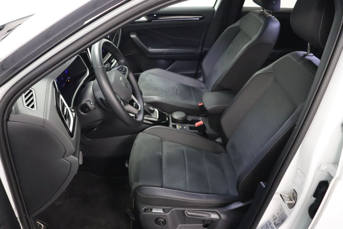 Fahrzeugabbildung Volkswagen T-Roc 2.0 TDI DSG R-Line |FLA|Massage|CarPlay|LE