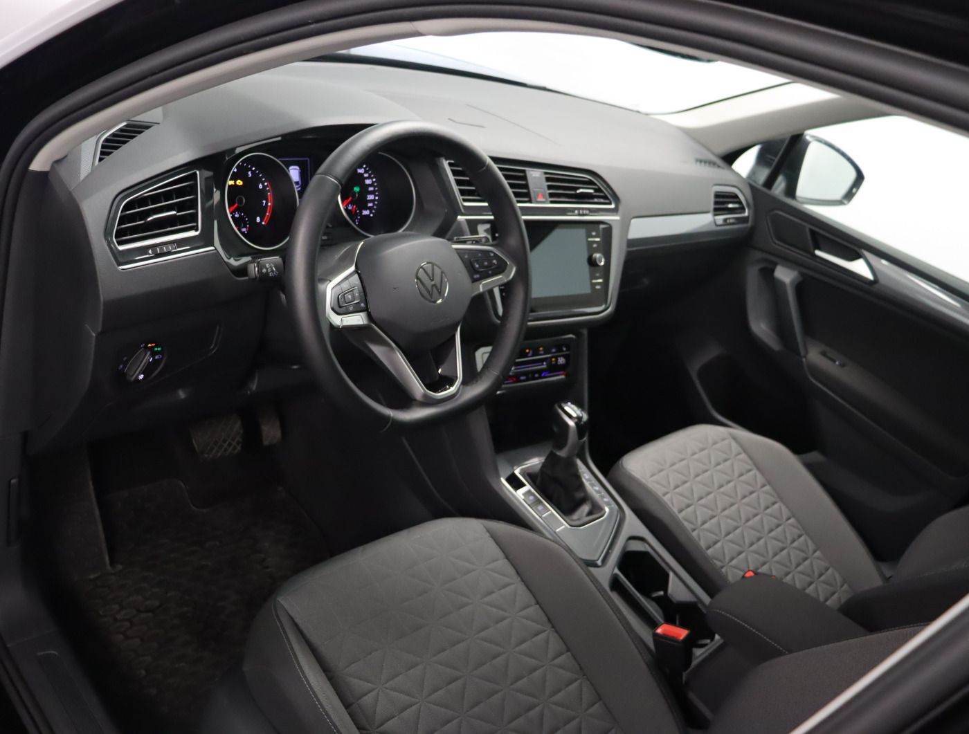 Fahrzeugabbildung Volkswagen Tiguan 1.5 TSI DSG Life |AHK|Matrix|ACC|FLA|LM