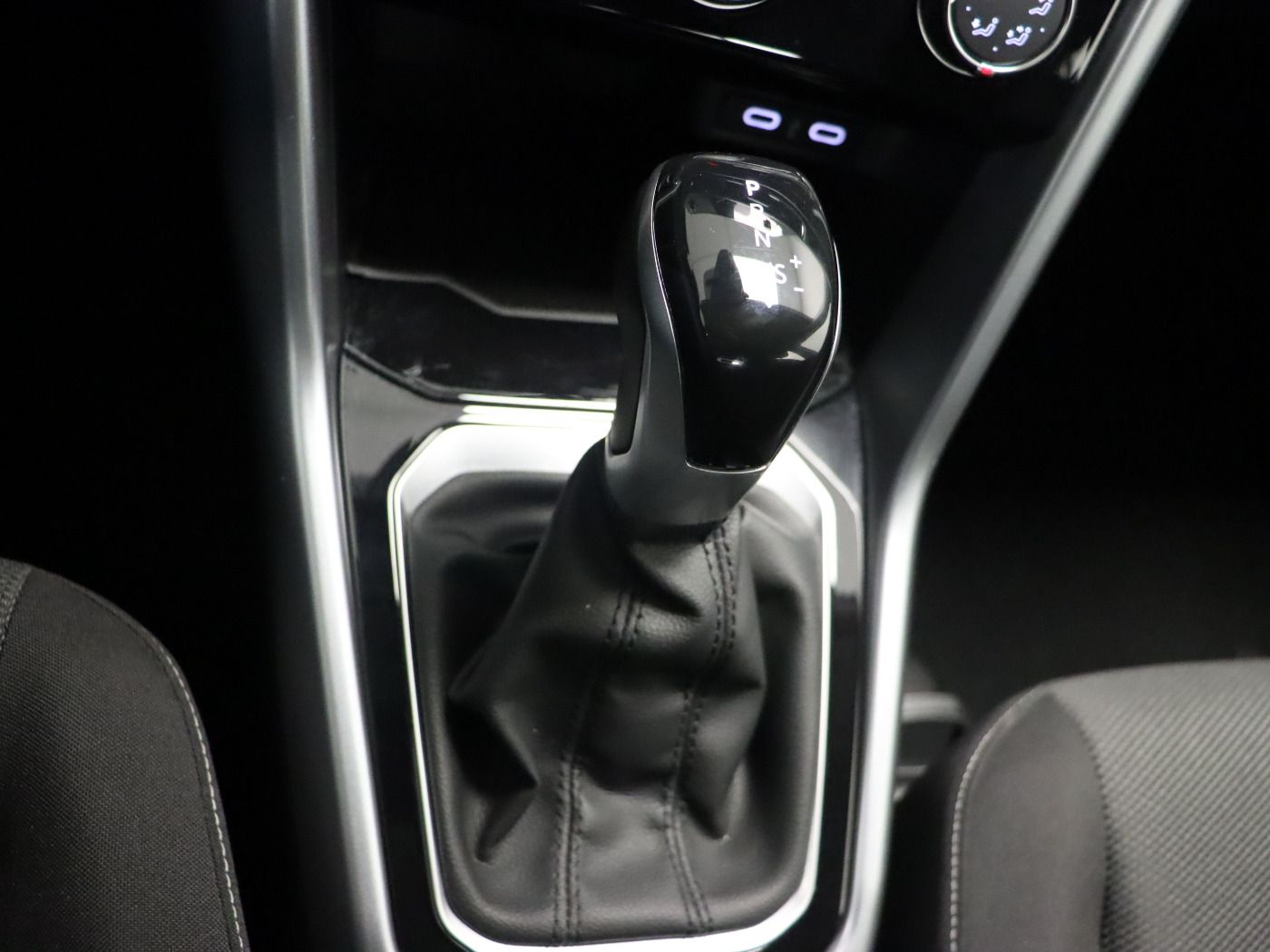 Fahrzeugabbildung Volkswagen T-Roc 2.0 TDI DSG Life |VirtualCP|CarPlay|LM|LED
