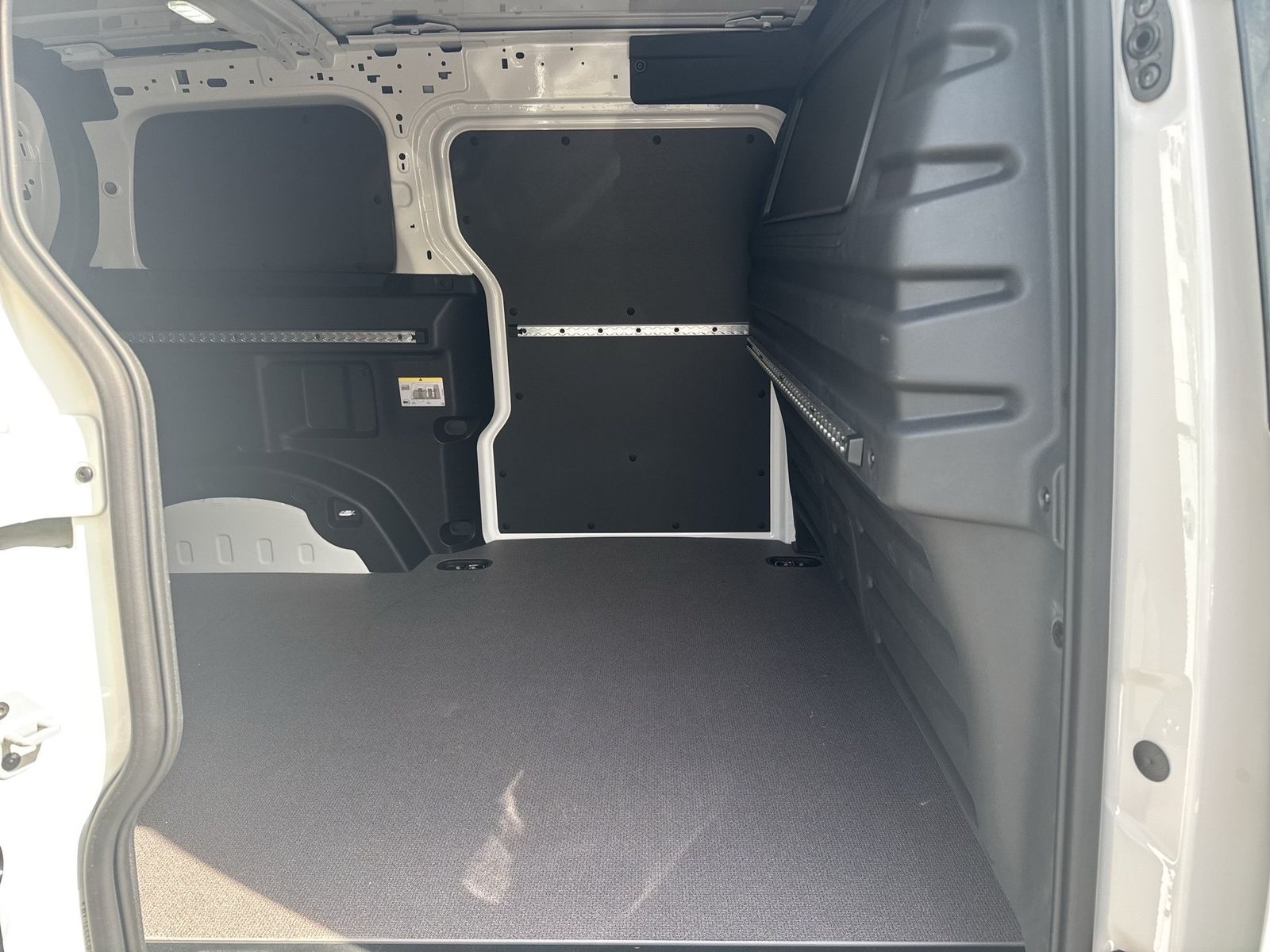 Fahrzeugabbildung Volkswagen ID. Buzz Cargo Pro 4MOTION 79 kWh Getriebe: 1-Ga - mit KI generiert/bearbeitet