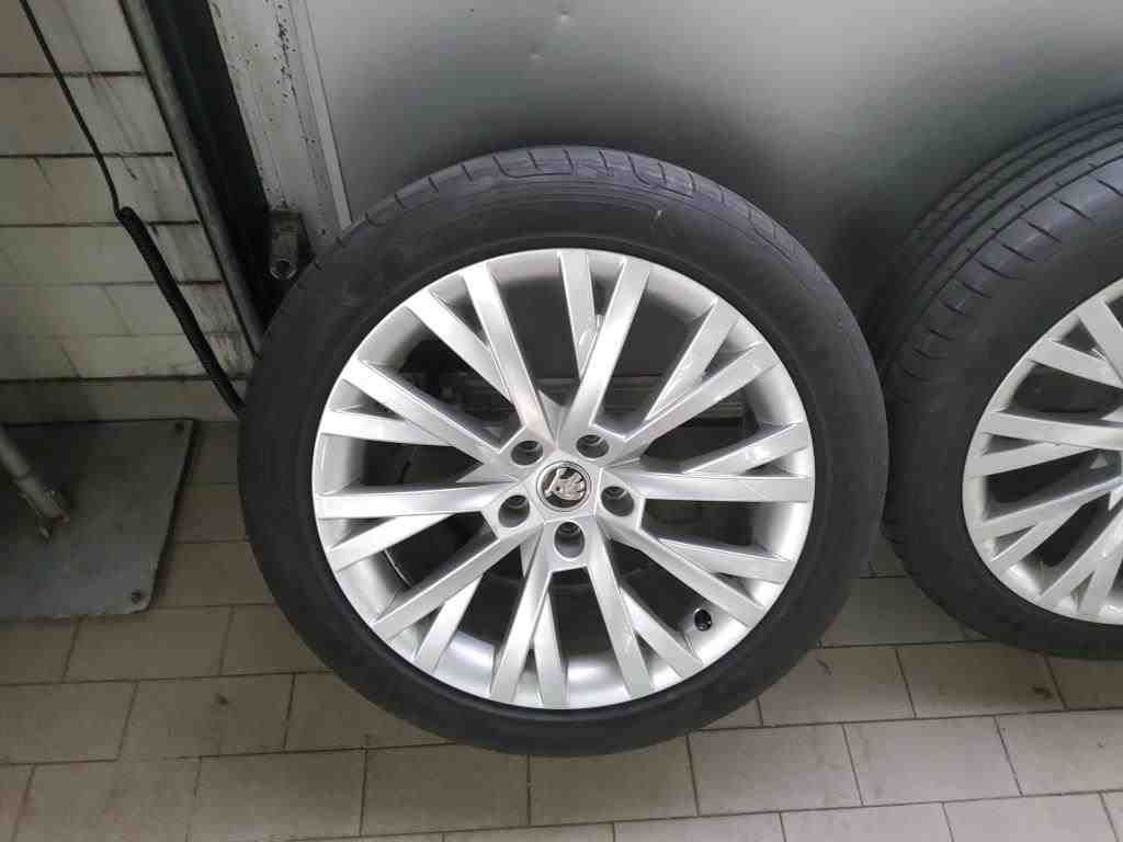 Fahrzeugabbildung SKODA Superb Combi 1.4 TSI iV DSG Style |AHK|Matrix|LM