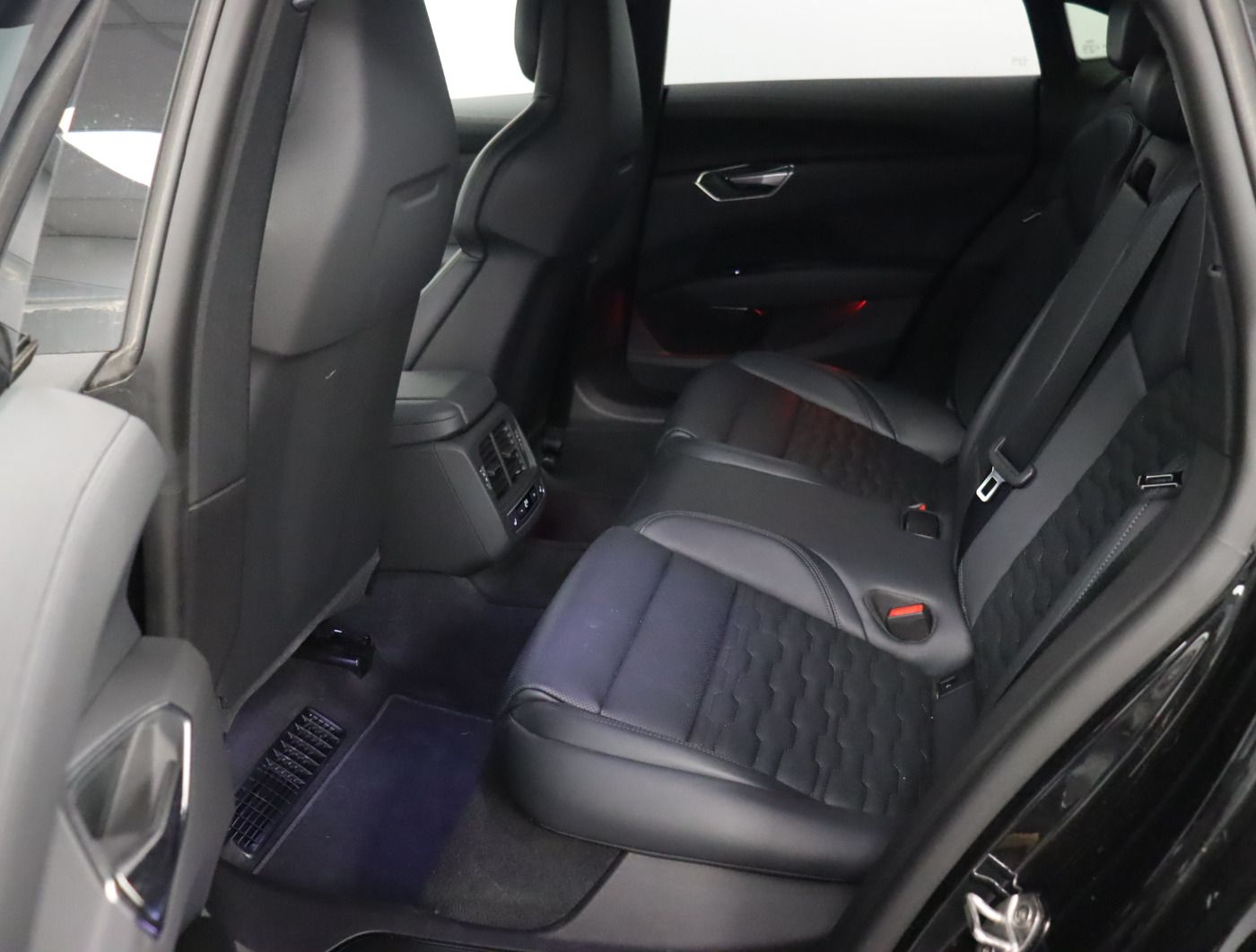 Fahrzeugabbildung Audi e-tron GT |Matrix|Luft|ACC|WPumpe|STH|CarPlay|LM