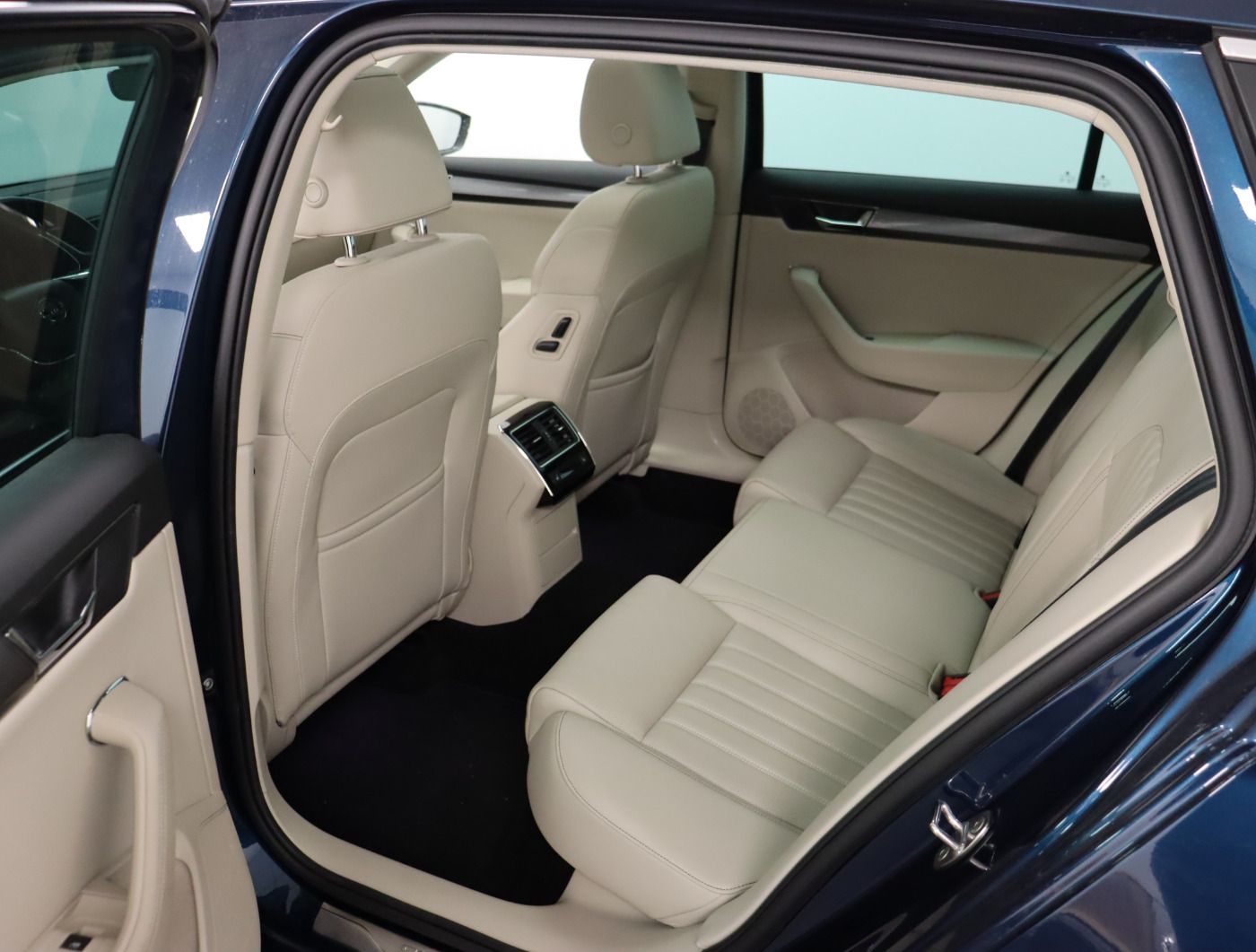 Fahrzeugabbildung SKODA Superb Combi 1.4 TSI iV DSG Style |AHK|Matrix|LM