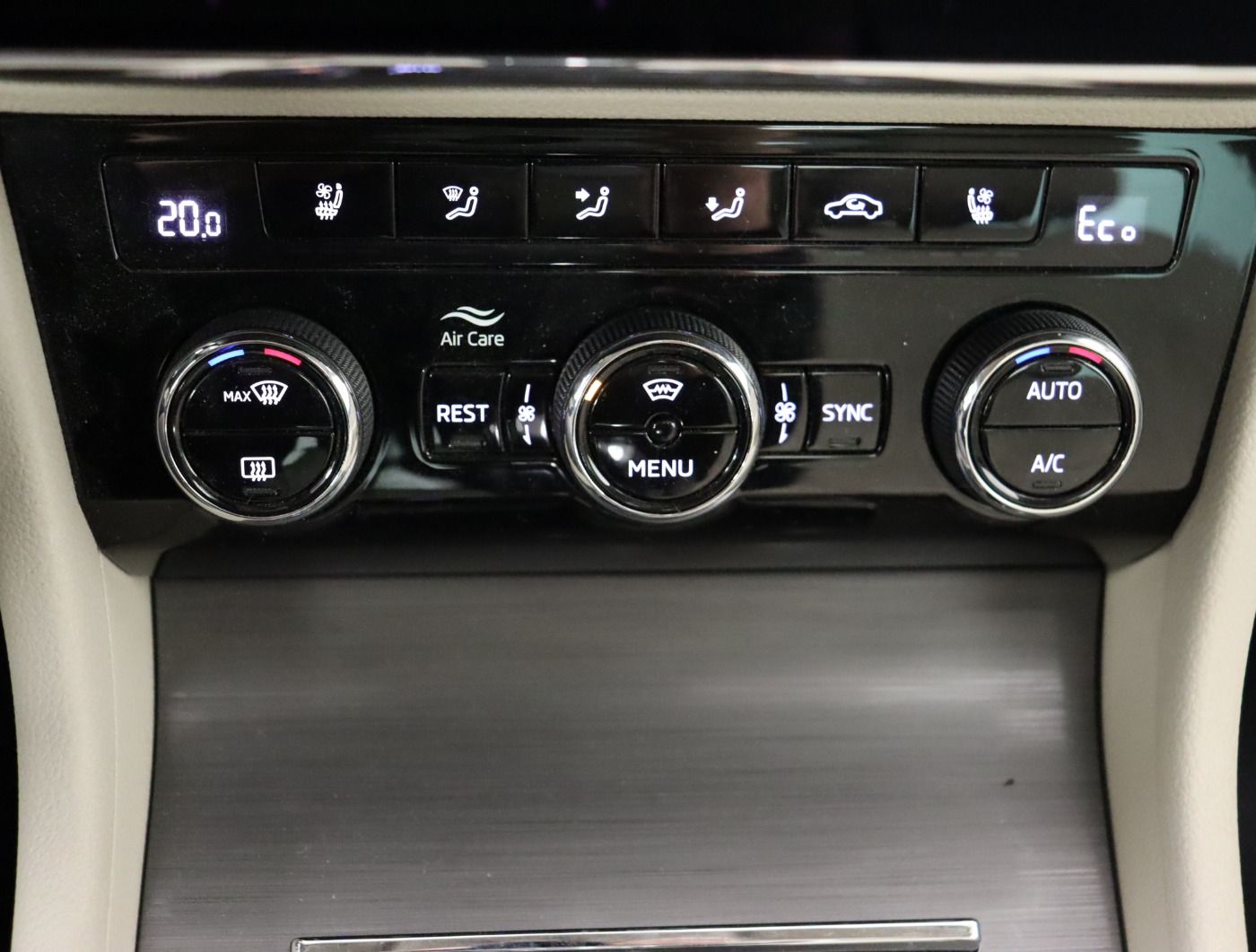 Fahrzeugabbildung SKODA Superb Combi 1.4 TSI iV DSG Style |AHK|Matrix|LM