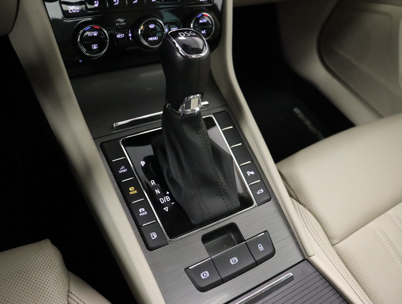Fahrzeugabbildung SKODA Superb Combi 1.4 TSI iV DSG Style |AHK|Matrix|LM